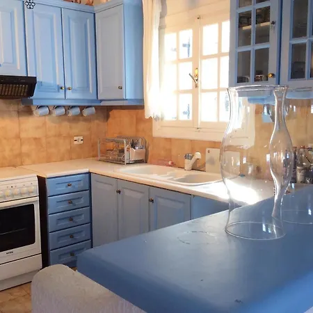 2 Bedrooms House At 400 M Away From The Beach With Sea View Enclosed Garden And Wifi Nyaraló *
